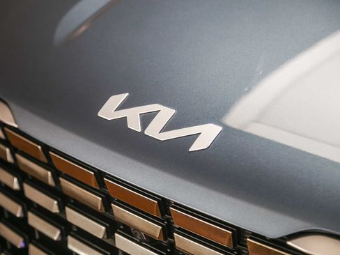 Used 2024 Kia Carnival SX Prestige FWD image 9