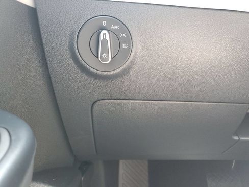 Used 2025 Volkswagen Taos SE FWD image 17