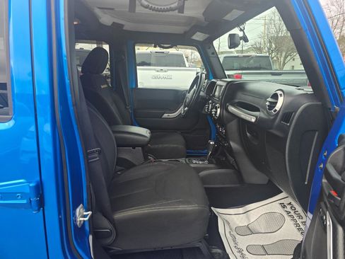 Used 2016 Jeep Wrangler Unlimited Sahara w/ Connectivity Group image 16