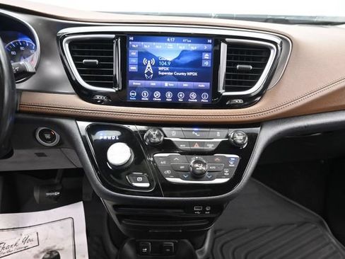 Used 2018 Chrysler Pacifica Limited FWD image 24
