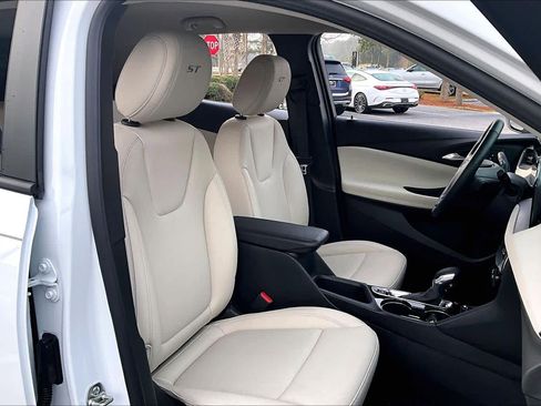 Used 2025 Buick Encore GX Sport Touring w/ Advanced Technology Package image 8