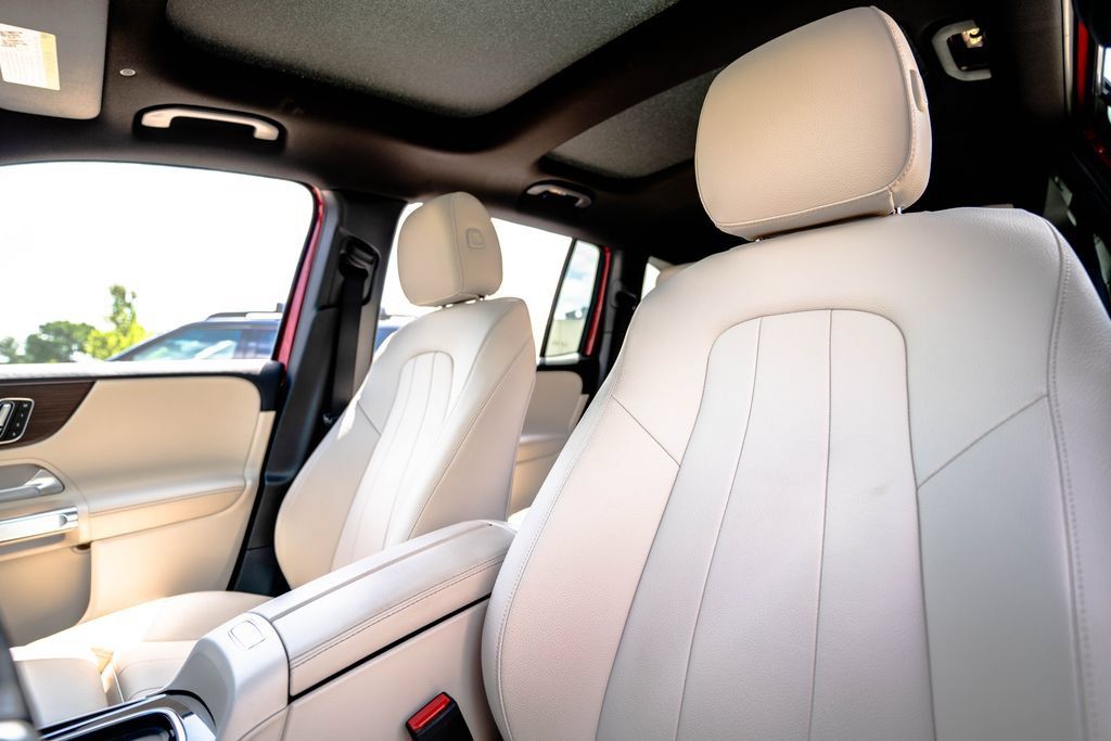 Used 2026 Mercedes-Benz GLB 250 4MATIC image 5