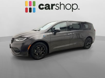 Used 2023 Chrysler Pacifica Limited w/ Uconnect Theater Family Group