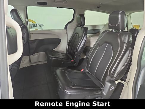 Certified 2024 Chrysler Pacifica Touring-L FWD image 13