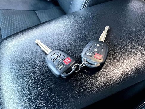 Used 2014 Toyota Camry SE image 35