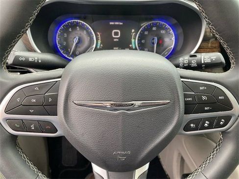 Used 2023 Chrysler Pacifica Limited image 28