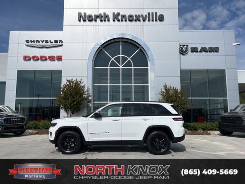 Used 2024 Jeep Grand Cherokee Altitude AWD/4WD image 2