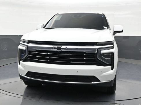 Used 2025 Chevrolet Suburban LS RWD image 8