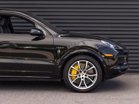 Certified 2023 Porsche Cayenne Turbo S AWD/4WD image 9