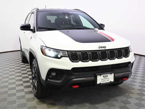 Used 2025 Jeep Compass Trailhawk image 9