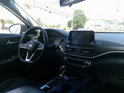 Used 2025 Nissan Altima 2.5 SV FWD image 23