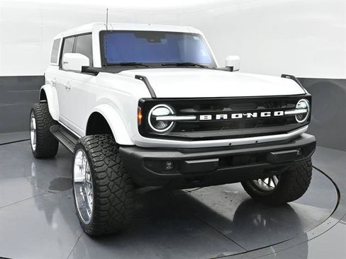 Used 2025 Ford Bronco Outer Banks AWD/4WD image 3
