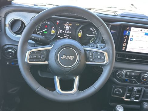 Used 2025 Jeep Wrangler Unlimited Sahara AWD/4WD image 24