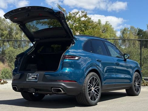 Used 2026 Porsche Cayenne AWD/4WD image 32