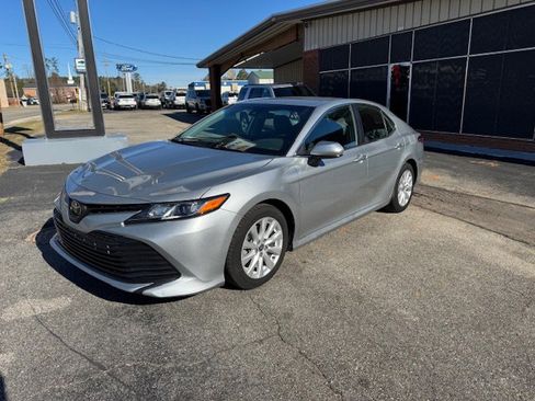 Used 2020 Toyota Camry LE image 2