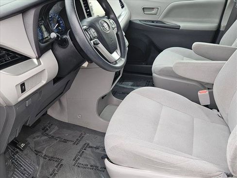 Used 2020 Toyota Sienna L image 15
