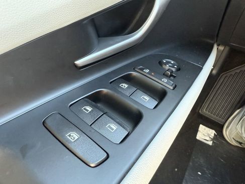 New 2025 Hyundai Elantra Limited image 16