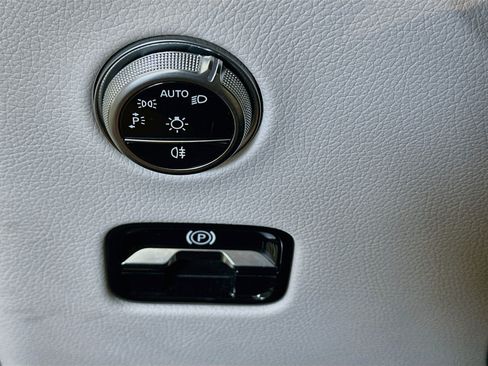 Used 2024 Mercedes-Benz GLC 300 4MATIC image 17