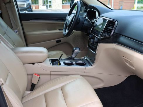 Used 2022 Jeep Grand Cherokee Limited w/ Tech Group RWD image 18