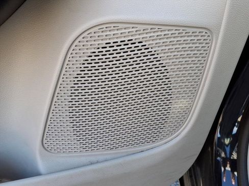 Used 2018 Chrysler Pacifica Touring-L image 15