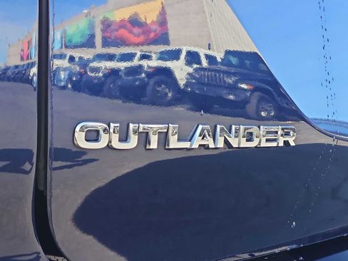 Used 2022 Mitsubishi Outlander SE image 13