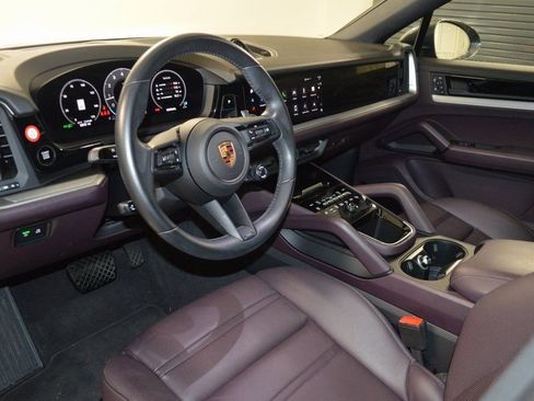 Certified 2025 Porsche Cayenne Coupe image 4