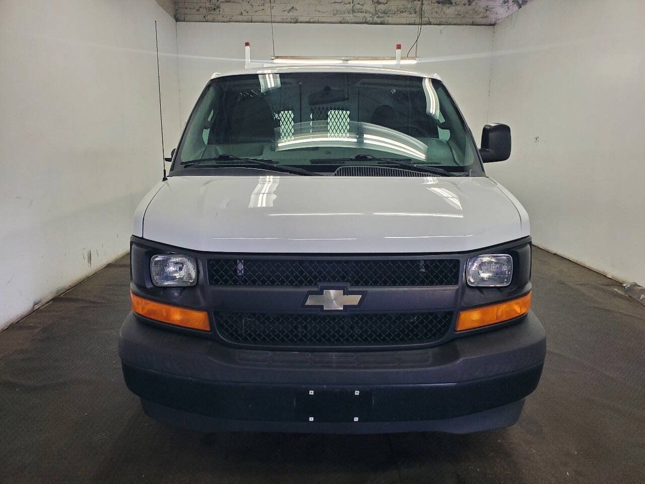 Used 2017 Chevrolet Express 2500 RWD image 2