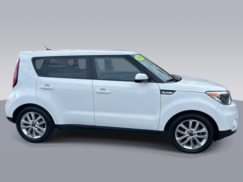 Used 2017 Kia Soul + image 2