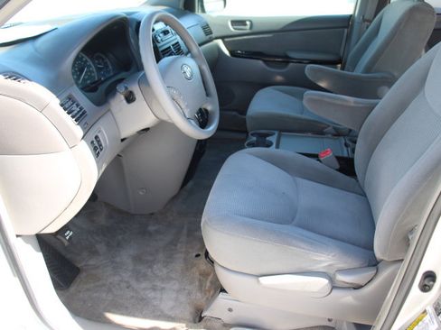 Used 2005 Toyota Sienna LE FWD image 11