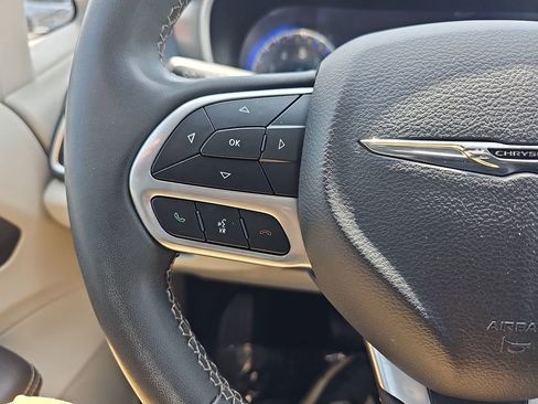 Used 2023 Chrysler Pacifica Touring-L FWD image 23