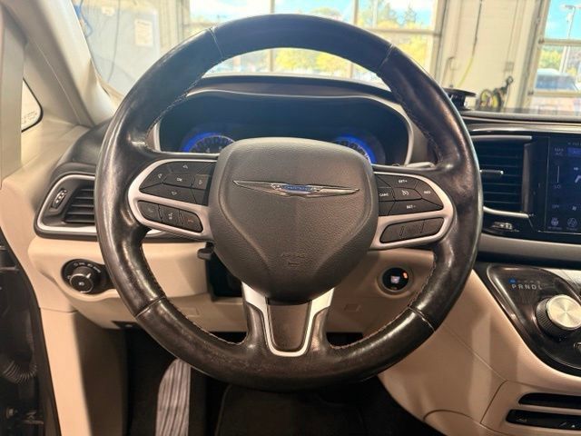 Used 2017 Chrysler Pacifica Touring-L Plus w/ Tire & Wheel Group FWD image 10