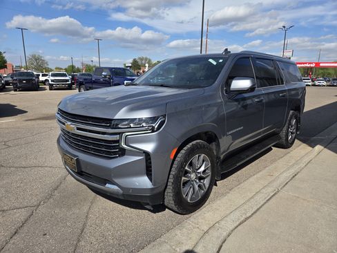 Used 2022 Chevrolet Suburban LT w/ Luxury Package AWD/4WD image 3