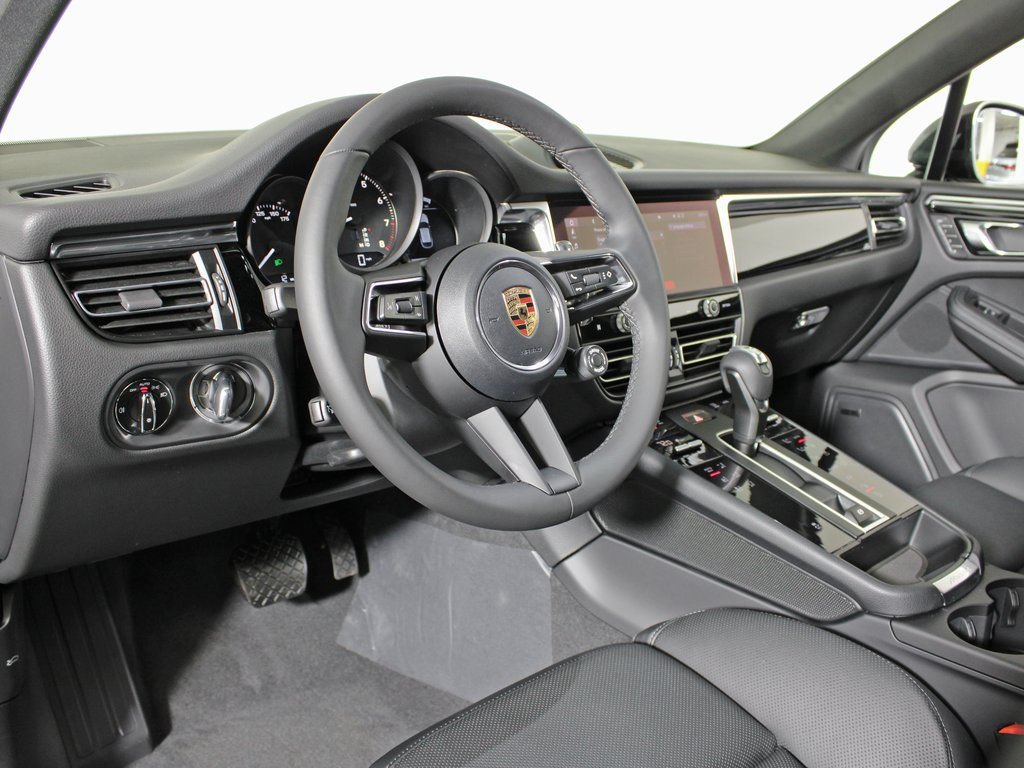 Certified 2026 Porsche Macan AWD/4WD image 4