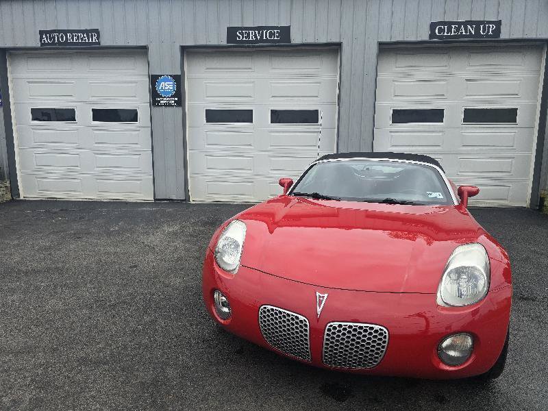 Used 2007 Pontiac Solstice Convertible w/ Premium Package RWD image 2