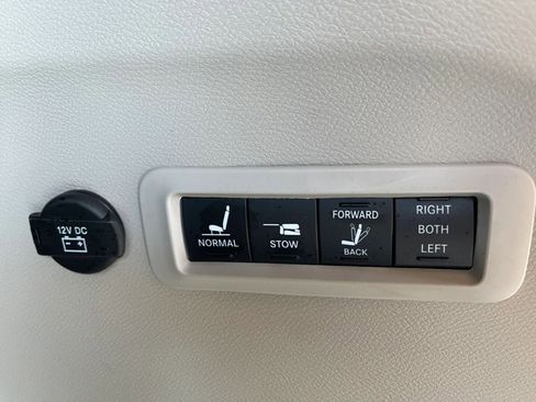 Used 2022 Chrysler Pacifica Limited image 11