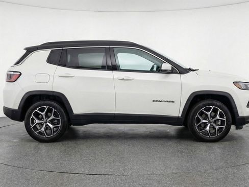Used 2025 Jeep Compass Limited image 11