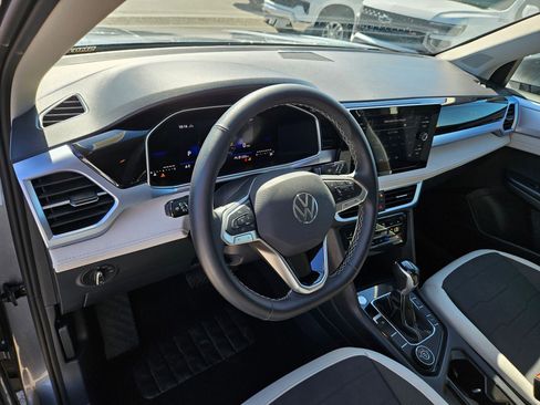 Used 2025 Volkswagen Taos SE AWD/4WD image 14