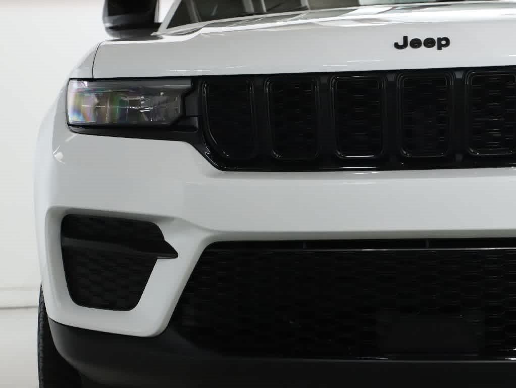 Used 2023 Jeep Grand Cherokee Altitude AWD/4WD image 6
