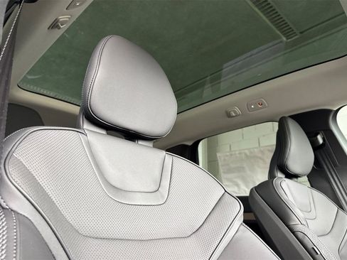 New 2025 Volvo EX90 Plus w/ Protection Package Premier image 17