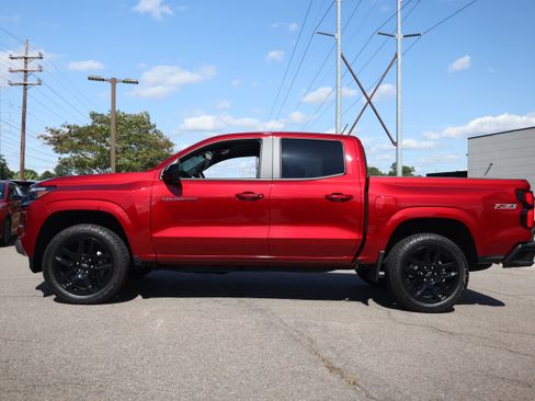 Used 2025 Chevrolet Colorado Z71 w/ Technology Package AWD/4WD image 2