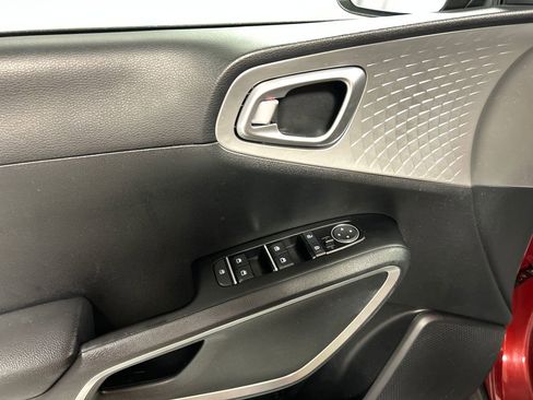 Used 2025 Kia Soul LX w/ LX Technology Package image 12