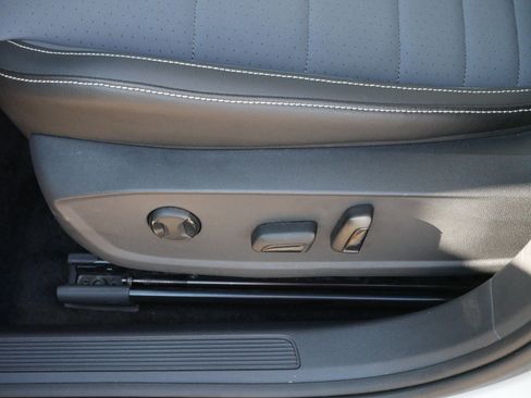 Certified 2025 Volkswagen Jetta SE w/ Sunroof Package image 20