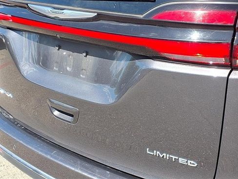 Used 2023 Chrysler Pacifica Limited FWD image 29