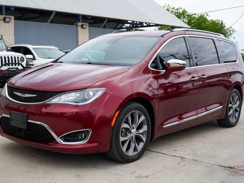 Used 2017 Chrysler Pacifica Limited image 3