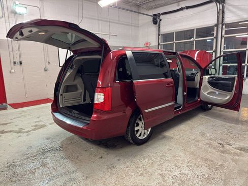 Used 2016 Chrysler Town & Country Touring image 12