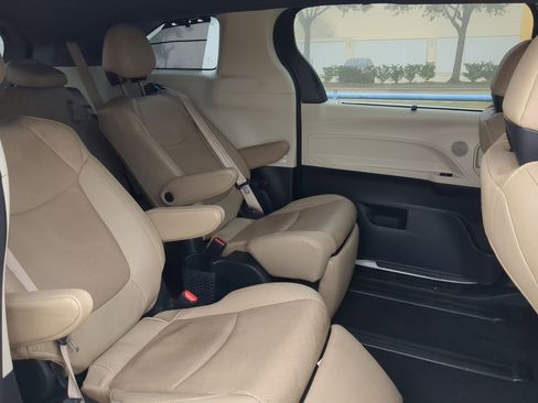 Used 2021 Toyota Sienna Limited image 31