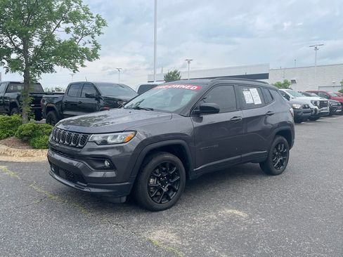 Used 2024 Jeep Compass Latitude w/ Convenience Group AWD/4WD image 3