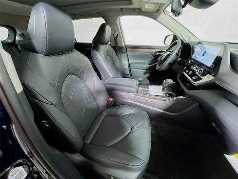 Used 2026 Toyota Highlander Platinum image 23