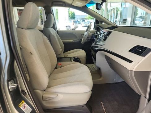 Used 2013 Toyota Sienna LE w/ Towing Pkg FWD image 25