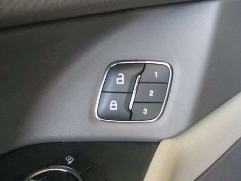 Used 2018 Ford Expedition XLT w/ Equipment Group 202A AWD/4WD image 15